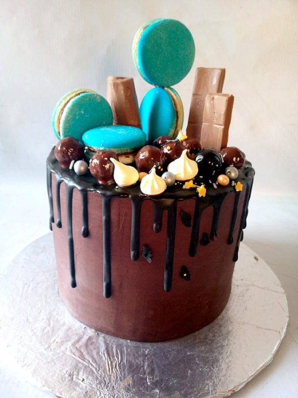 Chocolaty Macaroons Cake